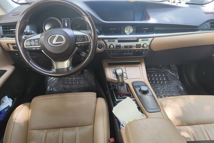 Used Lexus ES 2015 300h Comfort Edition Center Console