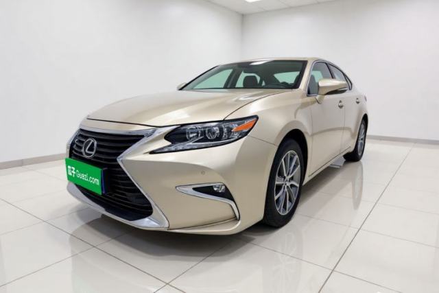 Ojetý Lexus ES 2015 300h Comfort Edition