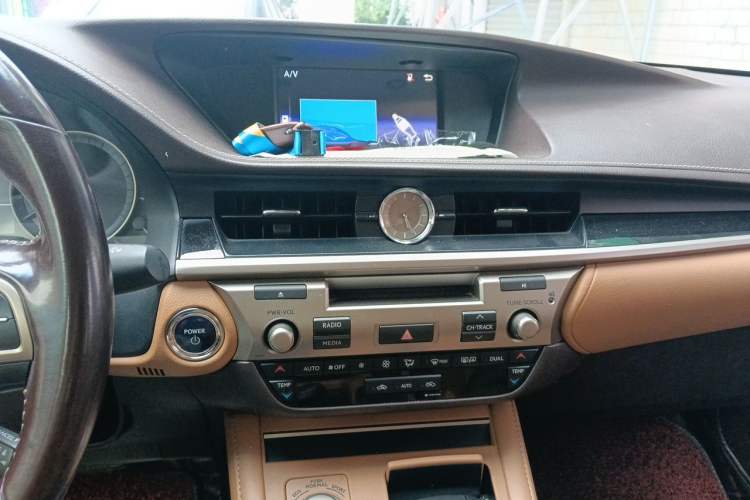 Used Lexus ES 2015 300h Comfort Edition Audio And AC Panel