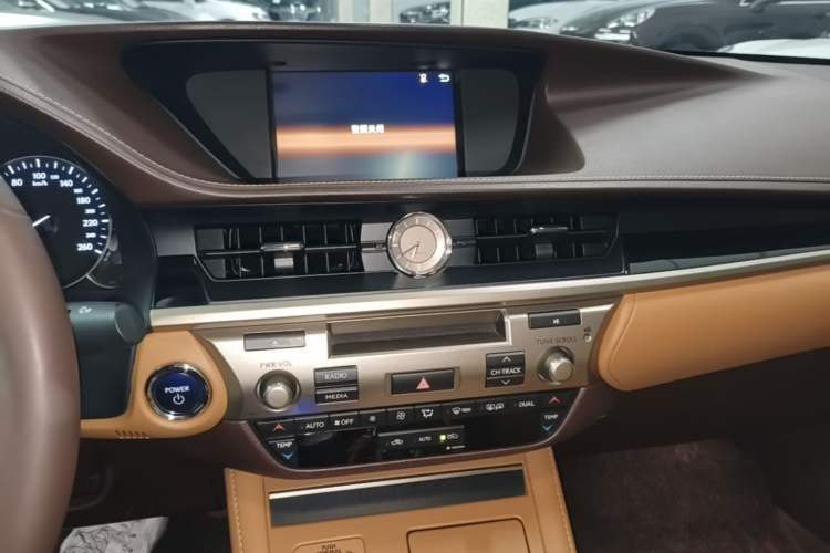 Used Lexus ES 2015 300h Comfort Edition Audio And AC Panel