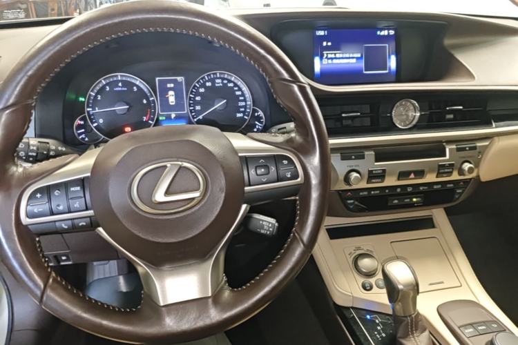 Used Lexus ES 2015 200 Elite Edition Center Console