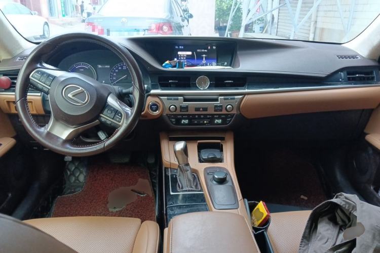 Used Lexus ES 2015 300h Comfort Edition Center Console