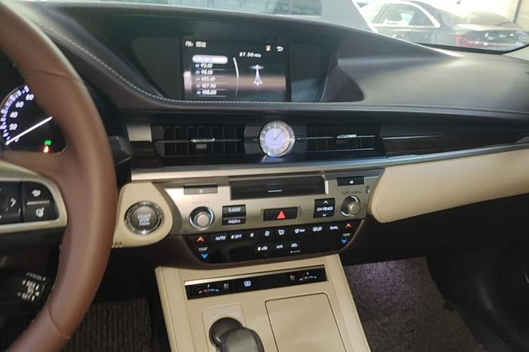 Used Lexus ES 2015 250 Elegant Edition Center Console