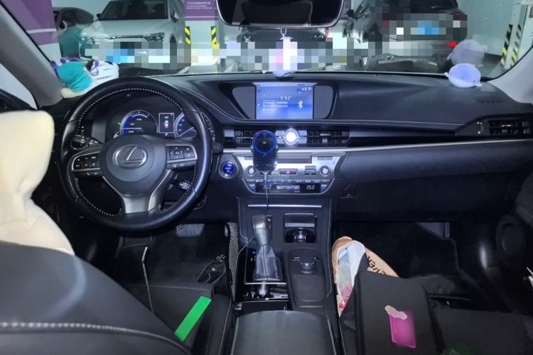Used Lexus ES 2015 300h Comfort Edition Center Console