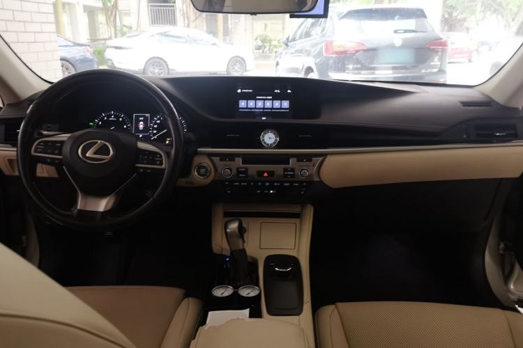 Used Lexus ES 2015 200 Comfort Edition Center Console