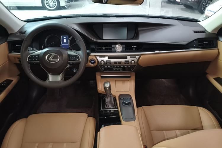 Used Lexus ES 2015 300h Comfort Edition Center Console