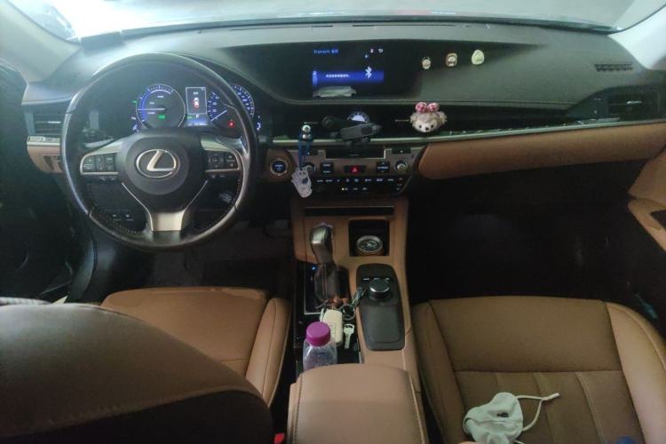 Used Lexus ES 2015 300h Comfort Edition Center Console
