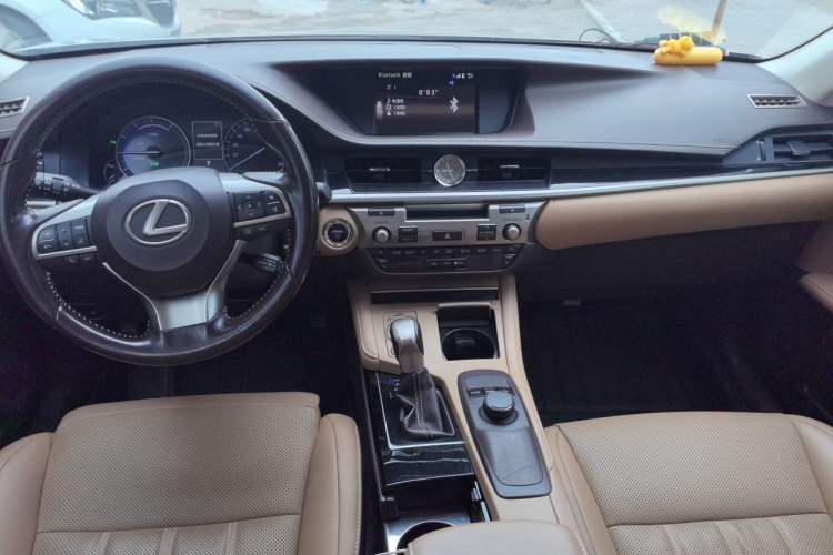 Used Lexus ES 2015 300h Comfort Edition Center Console
