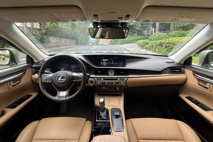 Used Lexus ES 2015 300h Comfort Edition Center Console