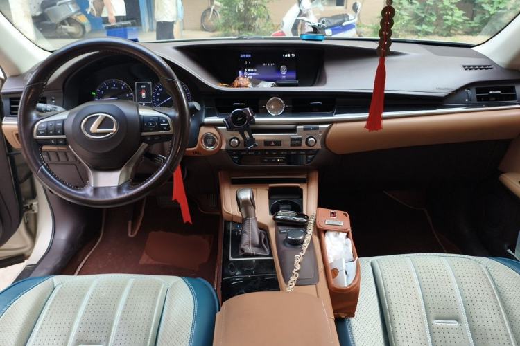 Used Lexus ES 2015 200 Comfort Edition Center Console