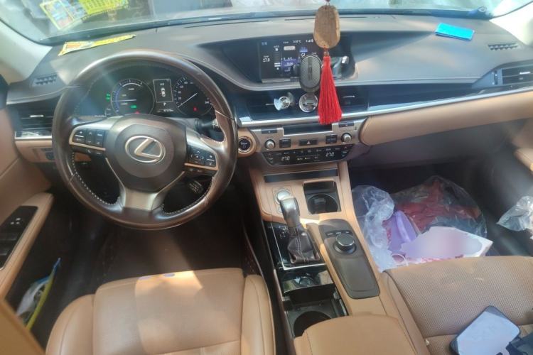 Used Lexus ES 2015 300h Comfort Edition Center Console