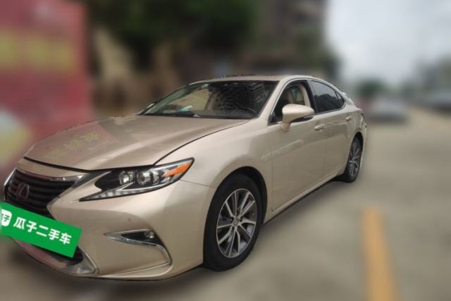 Ojetý Lexus ES 2015 300h Comfort Edition