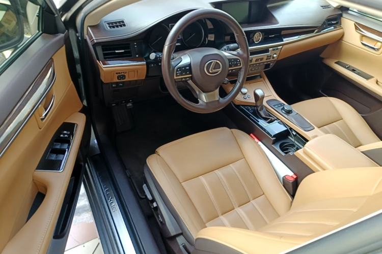 Used Lexus ES 2015 300h Comfort Edition Driver Seat
