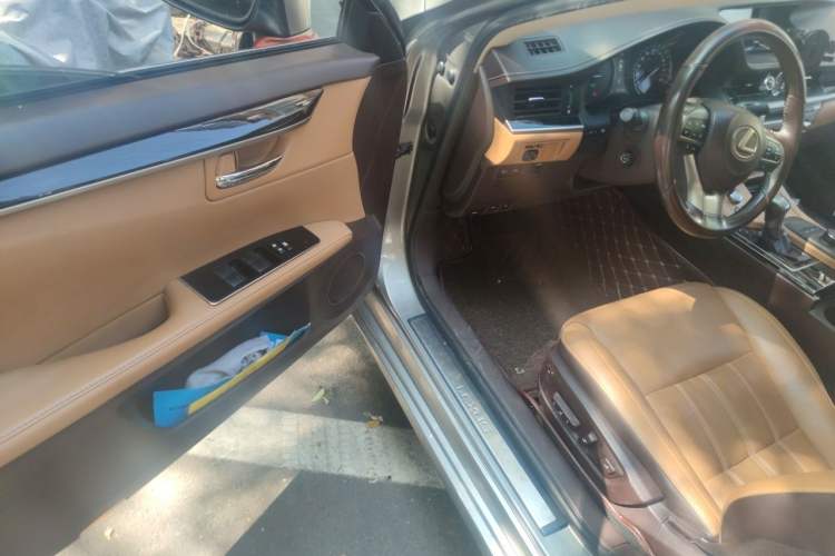 Used Lexus ES 2015 300h Comfort Edition Driver Seat