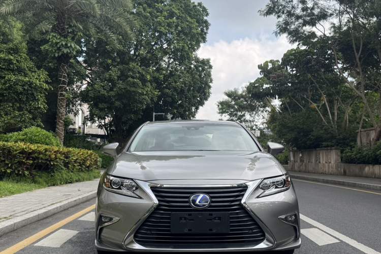 Used Lexus ES 2015 300h Comfort Edition Front