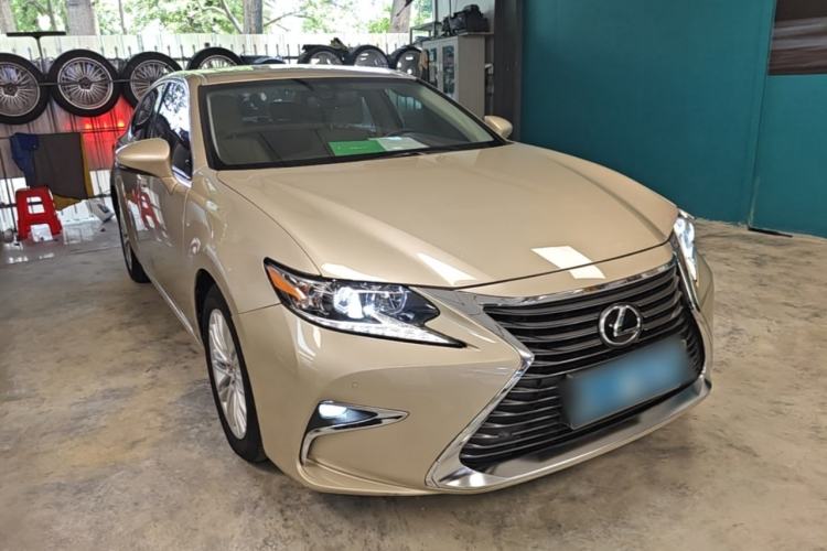 Used Lexus ES 2015 200 Elite Edition Front Right 45 Deg