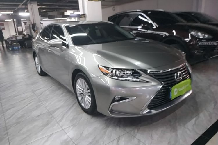 Used Lexus ES 2015 200 Elite Edition Front Right 45 Deg