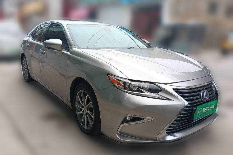 Used Lexus ES 2015 300h Comfort Edition Front Right 45 Deg