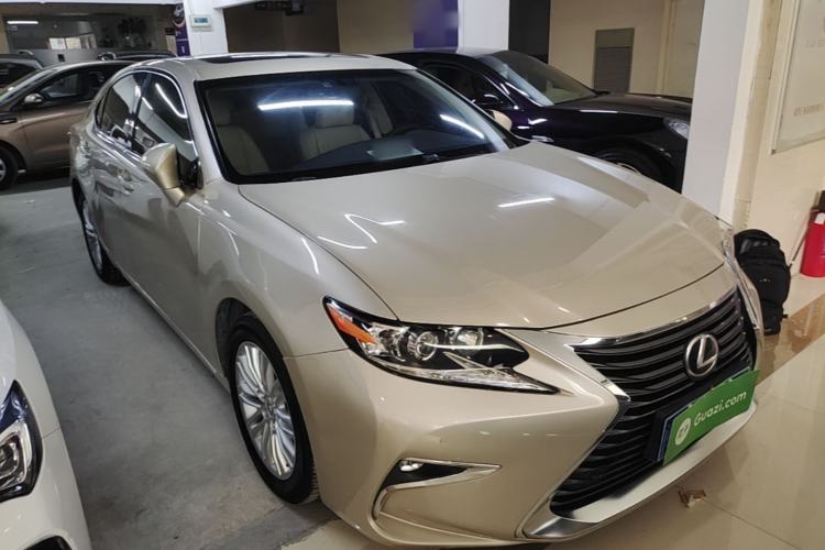 Used Lexus ES 2015 250 Elegant Edition Front Right 45 Deg