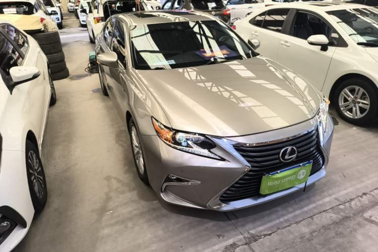 Used Lexus ES 2015 200 Elite Edition Front Right 45 Deg