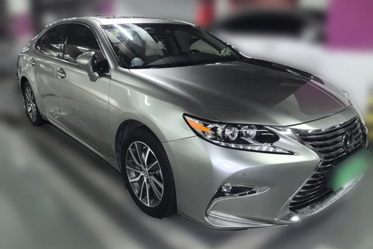 Used Lexus ES 2015 300h Comfort Edition Front Right 45 Deg