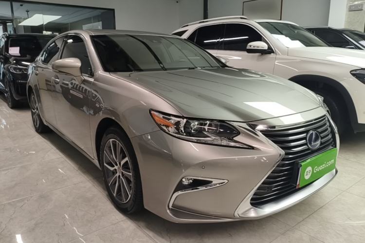 Used Lexus ES 2015 300h Comfort Edition Front Right 45 Deg