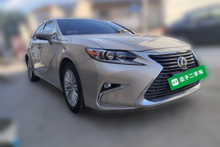 Used Lexus ES 2015 250 Elegant Edition Front Right 45 Deg