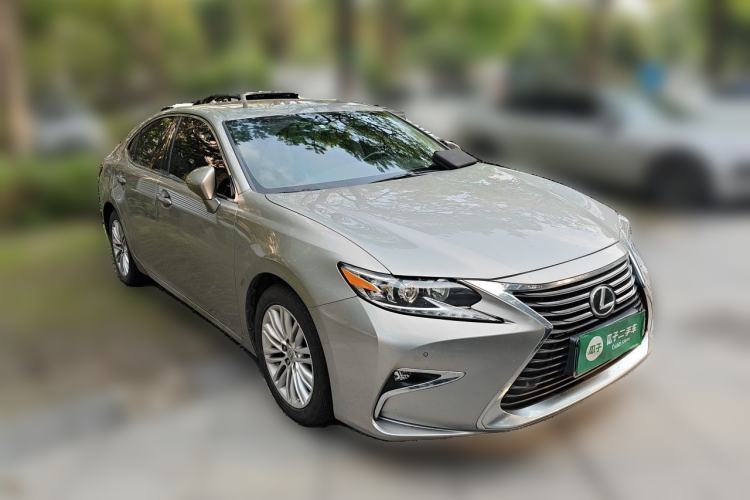 Used Lexus ES 2015 200 Elite Edition Front Right 45 Deg