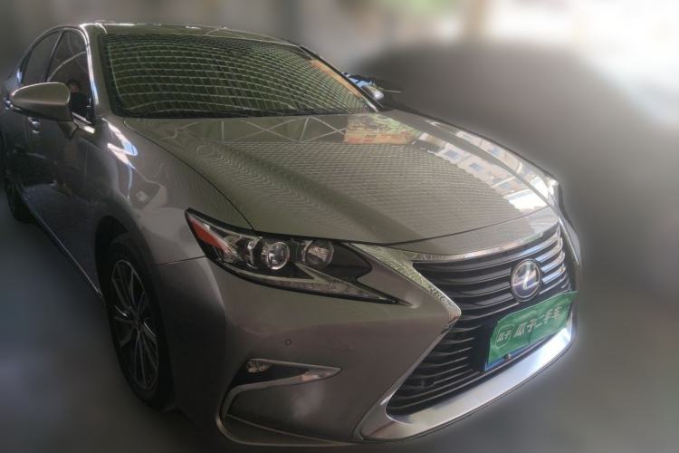 Used Lexus ES 2015 300h Comfort Edition Front Right 45 Deg