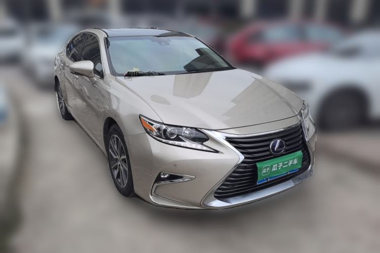 Used Lexus ES 2015 300h Comfort Edition Front Right 45 Deg