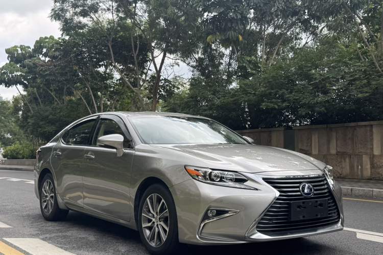 Used Lexus ES 2015 300h Comfort Edition Front Right 45 Deg