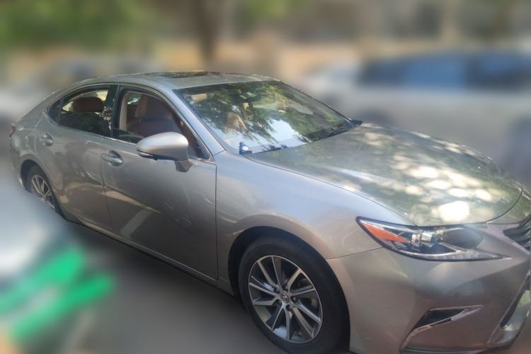 Used Lexus ES 2015 300h Comfort Edition Front Right 45 Deg