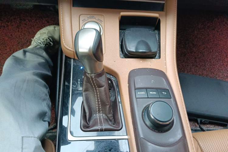 Used Lexus ES 2015 300h Comfort Edition Gear Lever