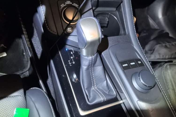 Used Lexus ES 2015 300h Comfort Edition Gear Lever