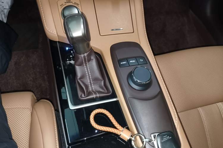 Used Lexus ES 2015 300h Comfort Edition Gear Lever