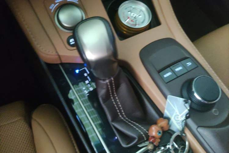 Used Lexus ES 2015 300h Comfort Edition Gear Lever