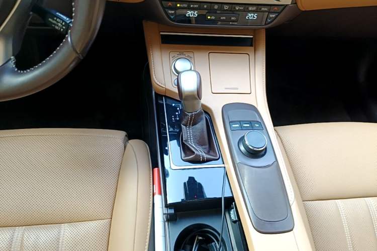 Used Lexus ES 2015 300h Comfort Edition Gear Lever