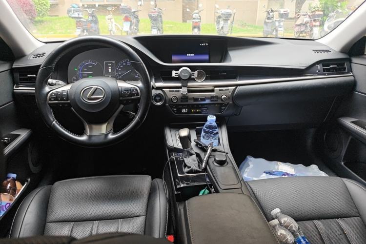 Used Lexus ES 2015 300h Comfort Edition Interior 2