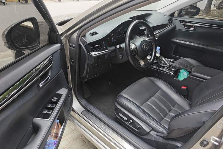 Used Lexus ES 2015 300h Comfort Edition Interior 3