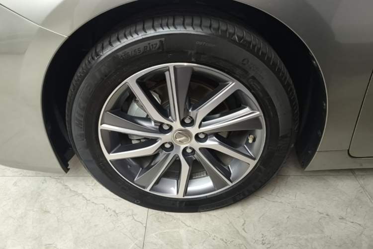 Used Lexus ES 2015 300h Comfort Edition Left Front Wheel Hub