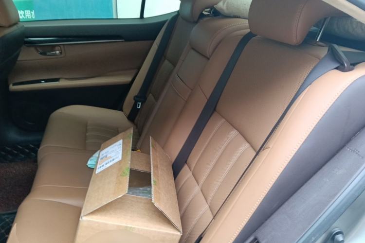 Used Lexus ES 2015 300h Comfort Edition Left Rear Seat
