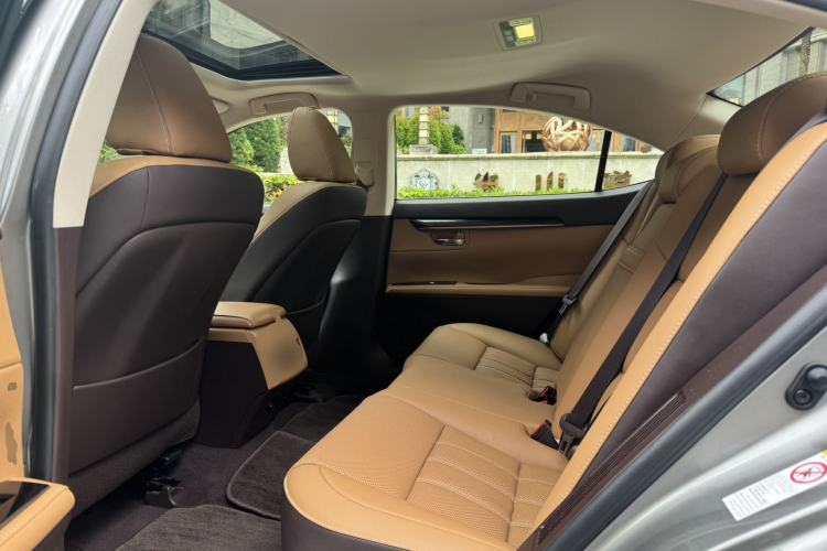 Used Lexus ES 2015 300h Comfort Edition Left Rear Seat