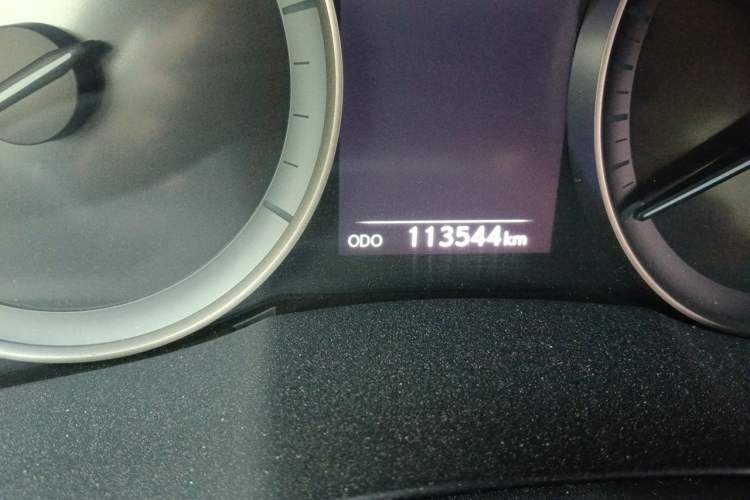 Used Lexus ES 2015 300h Comfort Edition Odometer Close Up