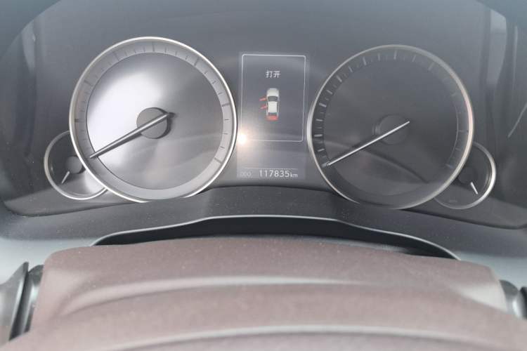 Used Lexus ES 2015 300h Comfort Edition Odometer Close Up