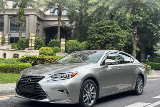 Ojetý Lexus ES 2015 300h Comfort Edition
