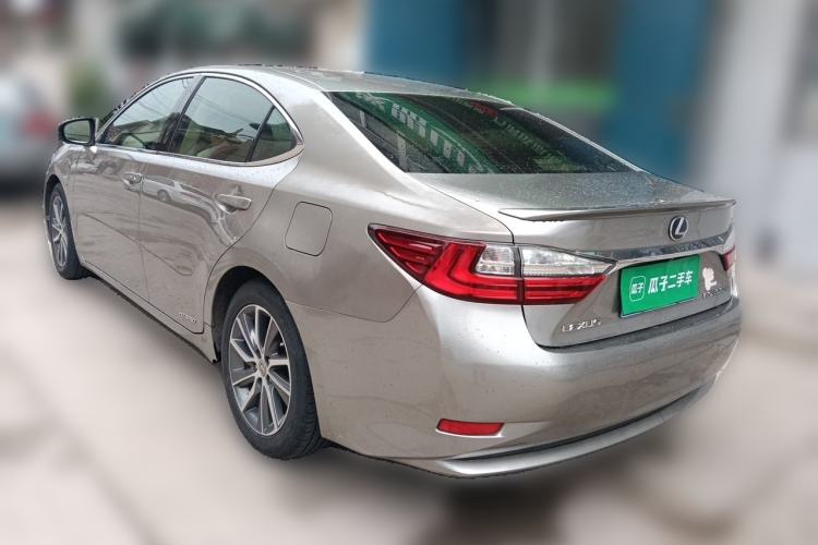 Used Lexus ES 2015 300h Comfort Edition Rear Left 45 Deg