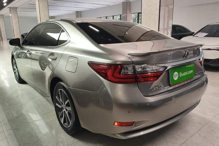 Used Lexus ES 2015 300h Comfort Edition Rear Left 45 Deg