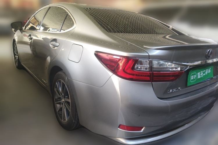 Used Lexus ES 2015 300h Comfort Edition Rear Left 45 Deg
