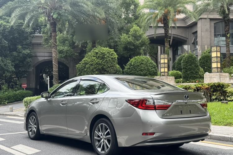 Used Lexus ES 2015 300h Comfort Edition Rear Left 45 Deg