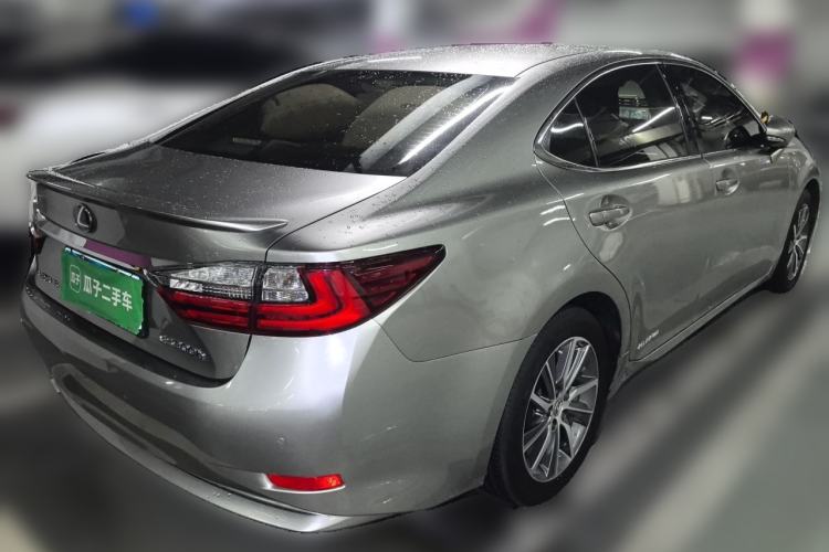 Used Lexus ES 2015 300h Comfort Edition Rear Right 45 Deg